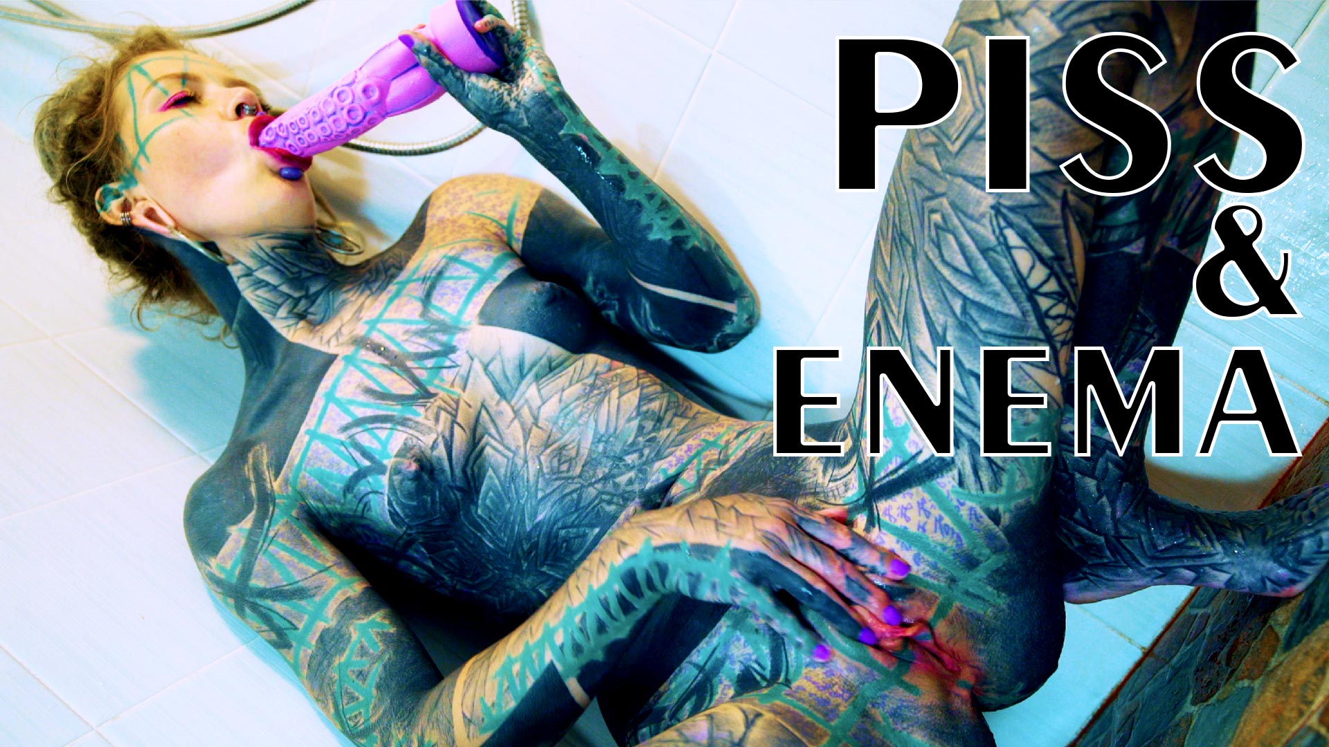 Modella con molti tatuaggi si masturba analmente sotto la doccia